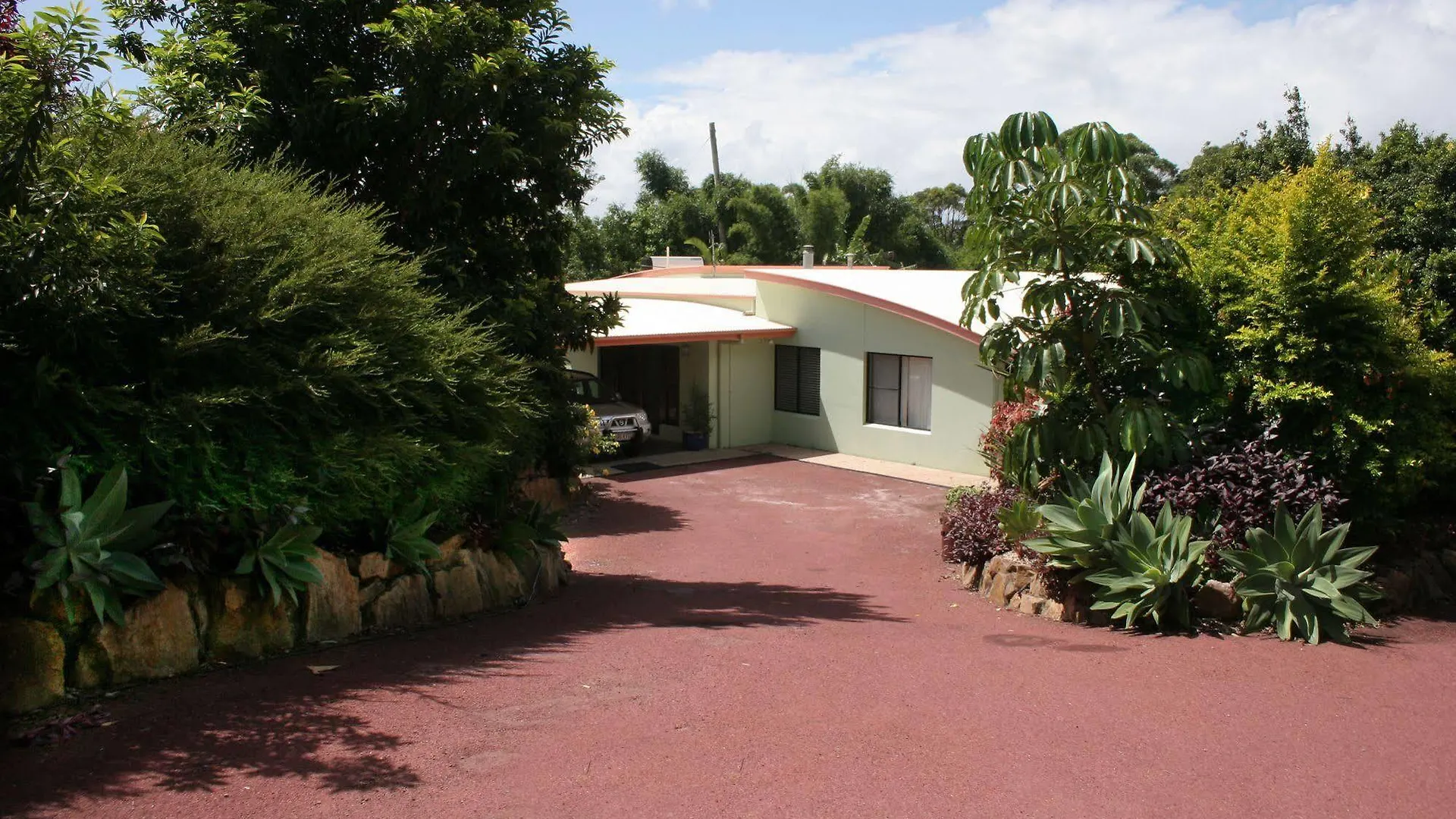Noosa Edge Nudist Retreat Bed & Breakfast Doonan